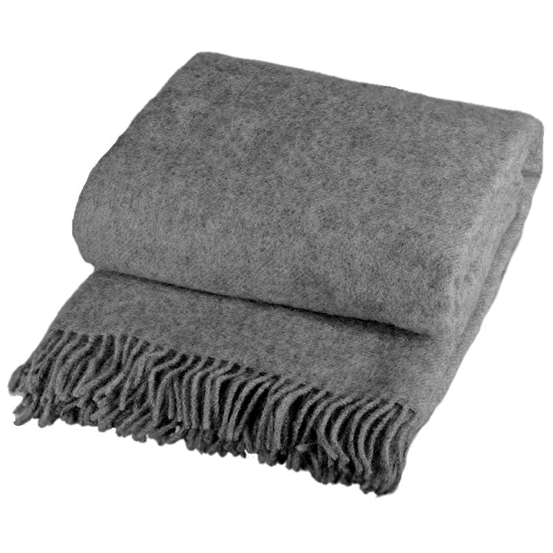 Een tan gekleurde deken met franjes, gemaakt van 100% lamswol. Merk: Aabe Boston plaid grijs, op voorraad.
