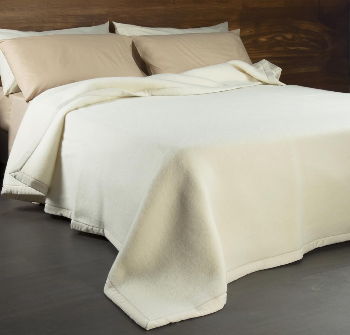 Slaapkamer met een bed met daarop een Good Night wollen deken in de kleur ecru