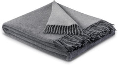 Biederlack's grijze plaid van kasjmiergaren en mooie franjes.