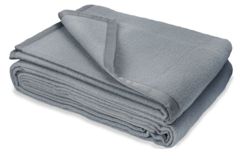Een Elara lamswollen deken in de kleur grijs 