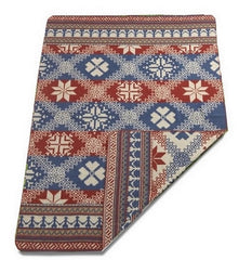 Een deken met een blauw-wit patroon, genaamd Aabe Plaid Nordland, met Scandinavische motieven.