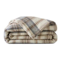 De Dekenshop levert de  Dreamtime vintage wollen deken met een plaid patroon.