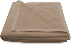 Een beigekleurige katoenen deken biedt een moderne uitstraling en past perfect in hedendaagse interieurs. Het is een comfortabele keuze die warmte biedt tijdens koude avonden. Deze deken is zowel functioneel als decoratief, ideaal voor elke woonkamer of slaapkamer.
