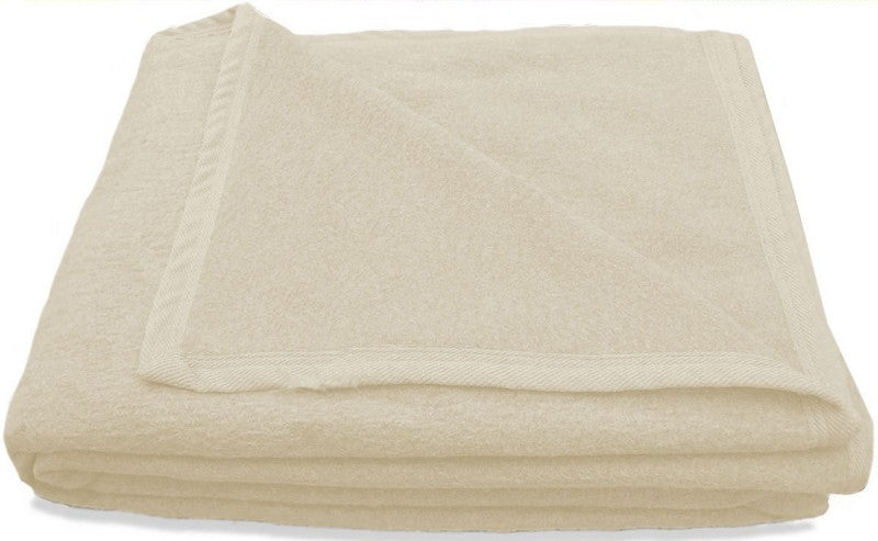 Een ivoorkleurige katoenen deken biedt een moderne uitstraling en past perfect in hedendaagse interieurs. Het is een comfortabele keuze die warmte biedt tijdens koude avonden. Deze deken is zowel functioneel als decoratief, ideaal voor elke woonkamer of slaapkamer.