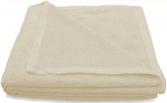Een ivoorkleurige katoenen deken biedt een moderne uitstraling en past perfect in hedendaagse interieurs. Het is een comfortabele keuze die warmte biedt tijdens koude avonden. Deze deken is zowel functioneel als decoratief, ideaal voor elke woonkamer of slaapkamer.