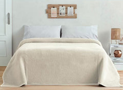 Ecrukleurig deken van Aabe Novum Ecru  in een slaapkamer