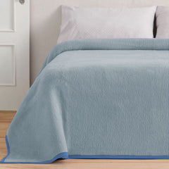 De lichte zijde van de Aabe Isola blauw uitgestald op een bed