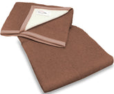 Ontdek de warmte en comfort van Aabe wollen deken Promesse camel  in onze webshop.