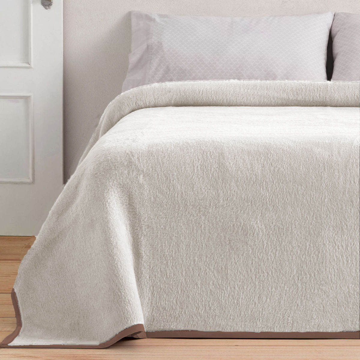 Aabe Promesse camel met de lichte kant op een bed