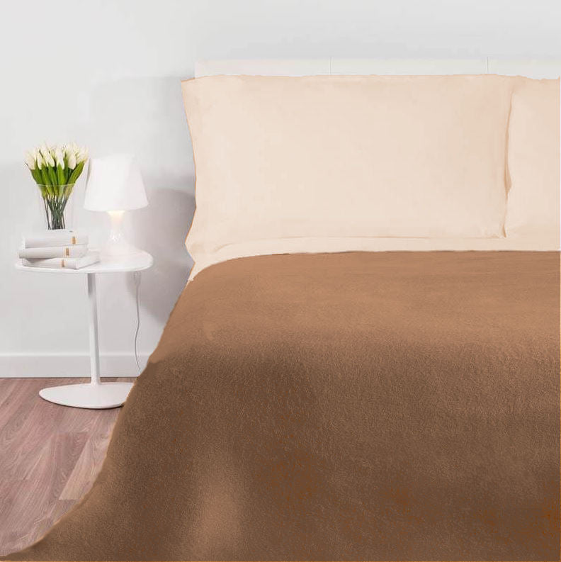 Beige Good Night deken in een slaapkamer opeen bed, te koop bij de Dekenshop