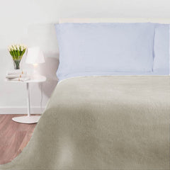 Een bed met een Good Nihgt deken antraciet met de licht kleur en een grijs deken.