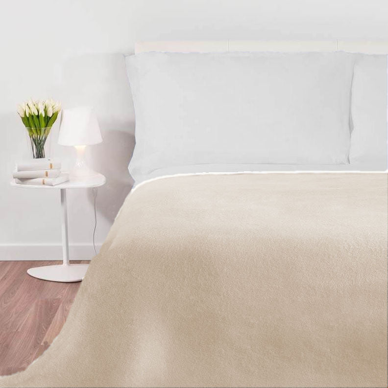 De lichte zijde van de Good Night camel op een bed, verkrijgbaar bij de Dekenshop