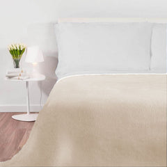 De lichte zijde van de Good Night camel op een bed, verkrijgbaar bij de Dekenshop