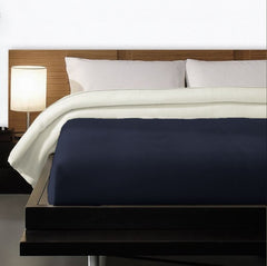 Gedetailleerde foto van de Aabe Orion donkerblauw, zoals deze eruit ziet op bed