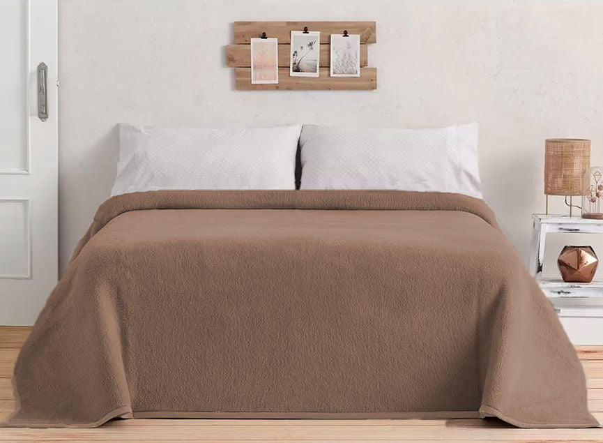 Camel deken Aabe Novum uitgespreid op een opgemaakt bed