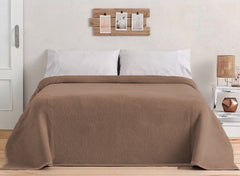 Camel deken Aabe Novum uitgespreid op een opgemaakt bed