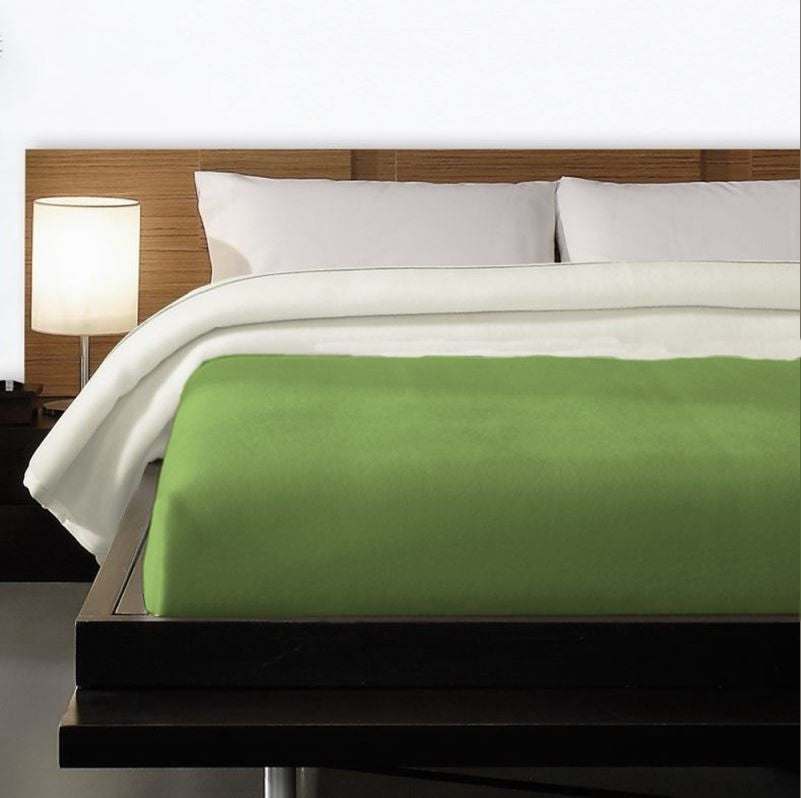 Deze limekleur Aabe Orion op een bed.