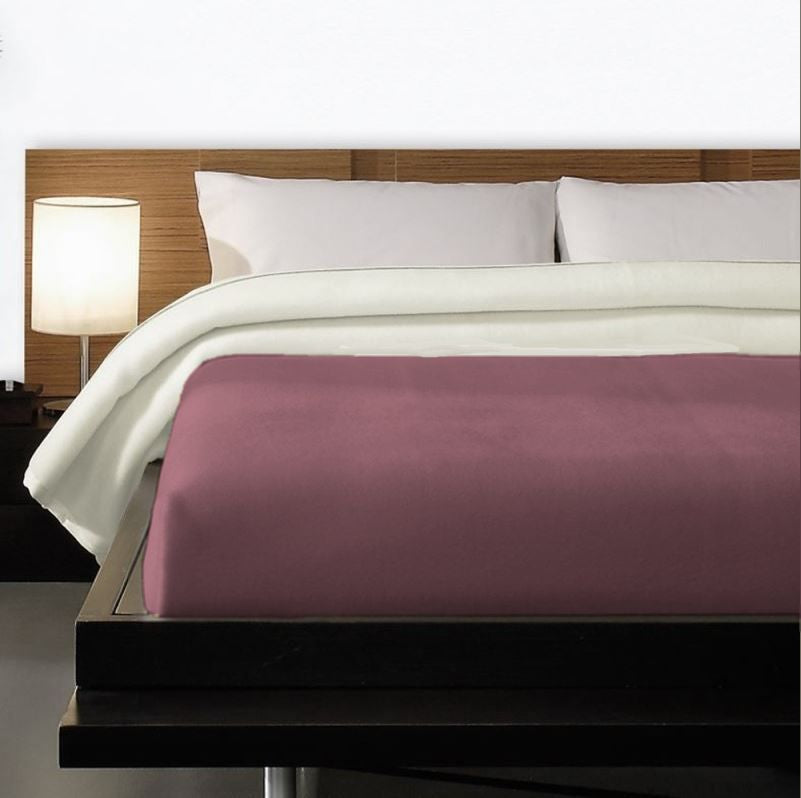 Een opgemaakt bed met de Aabe Orion oudrose