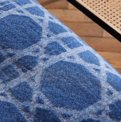 Een wollen deken met een blauw-wit ruitmotief .