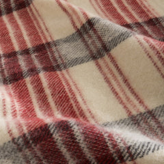 Een close-up van een rood-wit geruite deken met een ouderwetse uitstraling, genaamd 'dreamtime vintage wollen deken'.