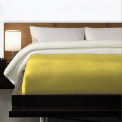 Detailfoto  op een opgemaakt bed van Aabe Orion citroengeel